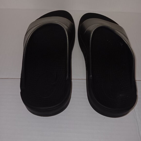 OOFOS METALLIC SPORT FLEX  SLIDE SANDALS - Picture 5 of 10